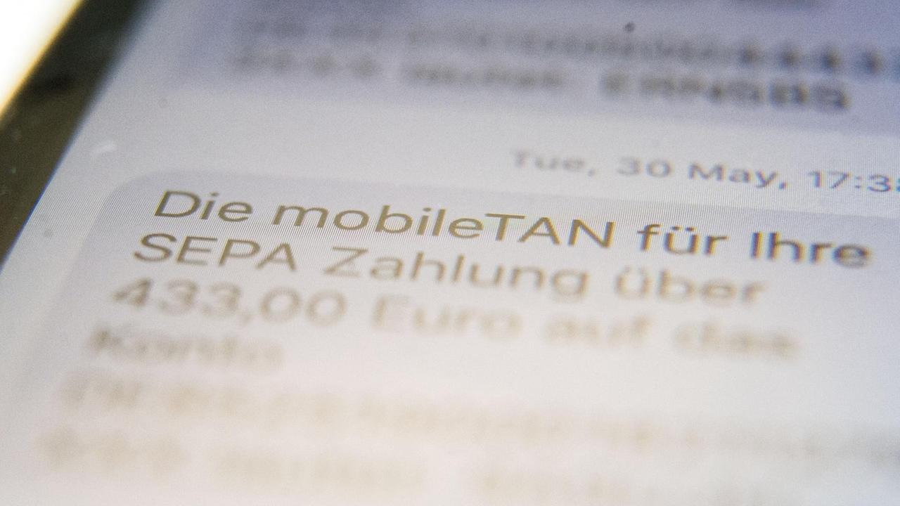 Eine SMS, in der eine sogenannte «mobileTAN» zur Verifikation von Banküberweisungen angezeigt wird steht am 12.06.2017 in Berlin auf dem Display eines Handys. Eine SMS, in der eine sogenannte «mobileTAN» zur Verifikation von Banküberweisungen angezeigt wird steht am 12.06.2017 in Berlin auf dem Display eines Handys.