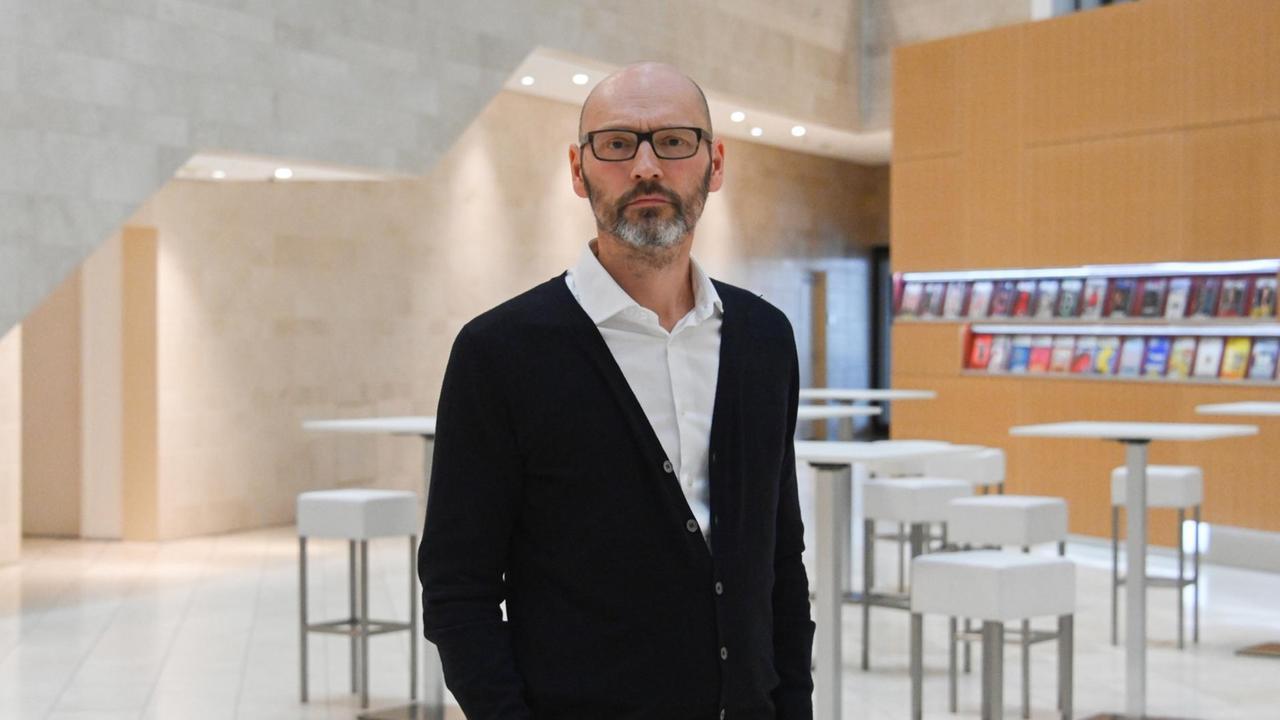 24.05.2019, Hamburg: "Der Spiegel"-Chefredakteur Steffen Klusmann steht im Verlagsgebäude. Gut fünf Monate nach Bekanntwerden des Fälschungsfalls um den Reporter Claas Relotius hat der «Spiegel» einen Abschlussbericht zu der Affäre vorgelegt. Der «Spiegel»-Verlag in Hamburg hatte die Fälschungen im Dezember 2018 öffentlich gemacht. Dem «Spiegel» zufolge waren seit 2011 rund 60 Texte im Heft und bei «Spiegel Online» erschienen, die der Journalist geschrieben hat oder an denen er beteiligt war. Darin hatte Relotius zum Teil Protagonisten und Szenen erfunden.. Foto: Marcus Brandt/dpa | Verwendung weltweit 24.05.2019, Hamburg: "Der Spiegel"-Chefredakteur Steffen Klusmann steht im Verlagsgebäude. Gut fünf Monate nach Bekanntwerden des Fälschungsfalls um den Reporter Claas Relotius hat der «Spiegel» einen Abschlussbericht zu der Affäre vorgelegt. Der «Spiegel»-Verlag in Hamburg hatte die Fälschungen im Dezember 2018 öffentlich gemacht. Dem «Spiegel» zufolge waren seit 2011 rund 60 Texte im Heft und bei «Spiegel Online» erschienen, die der Journalist geschrieben hat oder an denen er beteiligt war. Darin hatte Relotius zum Teil Protagonisten und Szenen erfunden.. Foto: Marcus Brandt/dpa | Verwendung weltweit