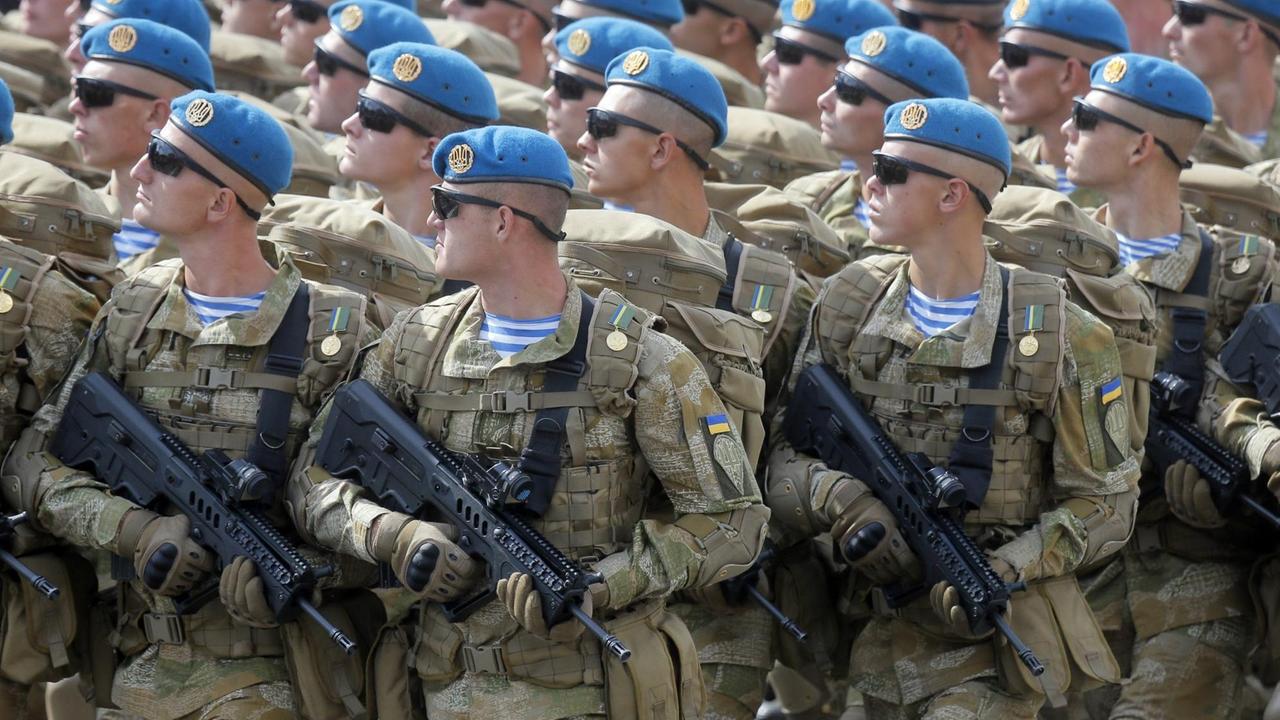 Ukrainische Soldaten marschieren am 24.08.2017 entlang der Hauptstraße Chreschtschatyk in Kiew (Ukraine), während einer Militärparade zum Unabhängigkeitstag in der Ukraine. Ukrainische Soldaten marschieren am 24.08.2017 entlang der Hauptstraße Chreschtschatyk in Kiew (Ukraine), während einer Militärparade zum Unabhängigkeitstag in der Ukraine.