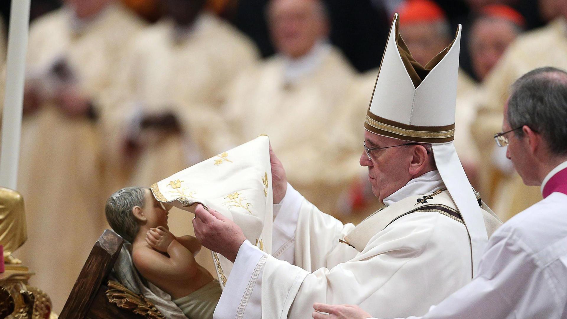 Papst Franzsiskus während er Mitternachtsmesse an Heiligabend im Sankt Petersdom. Papst Franzsiskus während er Mitternachtsmesse an Heiligabend im Sankt Petersdom.