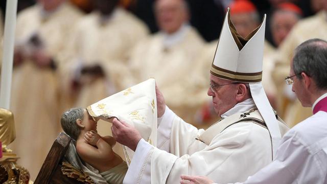 Papst Franzsiskus während er Mitternachtsmesse an Heiligabend im Sankt Petersdom.