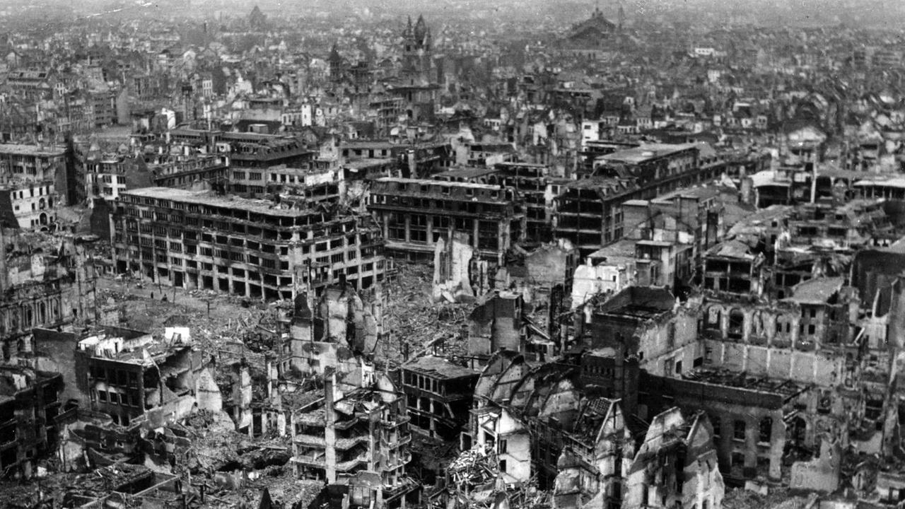 Zu sehen sind die Trümmer der zerstörten Stadt Köln im Zweiten Weltkrieg - undatierte Aufnahme Zu sehen sind die Trümmer der zerstörten Stadt Köln im Zweiten Weltkrieg - undatierte Aufnahme