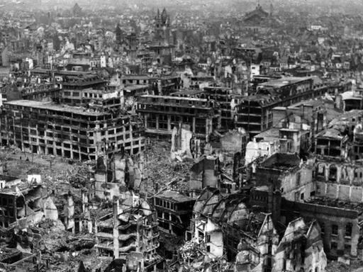 Zu sehen sind die Trümmer der zerstörten Stadt Köln im Zweiten Weltkrieg - undatierte Aufnahme
