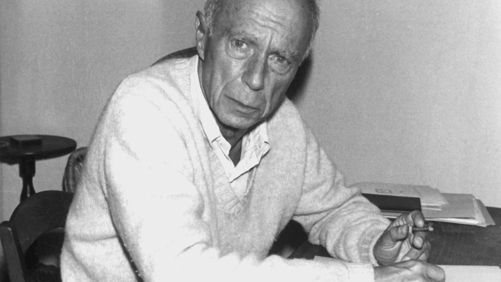 Der französische Schriftsteller Claude Simon 1985 in Sales (Südfrankreich). Als einer der führenden Vertreter des Nouveau roman (u.a. "Das Seil", 1947, "Der Leitkörper", 1971) wurde er 1985 mit dem Nobelpreis für Literatur ausgezeichnet. Der französische Schriftsteller Claude Simon 1985 in Sales (Südfrankreich). Als einer der führenden Vertreter des Nouveau roman (u.a. "Das Seil", 1947, "Der Leitkörper", 1971) wurde er 1985 mit dem Nobelpreis für Literatur ausgezeichnet.