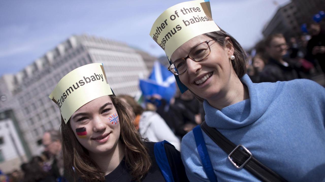 Berlin, 25.03.2017 Demonstranten mit Schild Erasmusbaby auf der Demonstration March for Europe, Marsch fuer Europa, von der European Movement beeinflusst von der Bewegung Pulse of Europe, Puls von Europa, unter dem Motto Zeichen setzen fuer die Zukunft Europas in Berlin. Der March for Europe erinnert an den Jahrestag der Roemischen Vertraege, geschlossen vor genau 60 Jahren, spaeter die Grundlage der Europaeischen Union. Ausloeser von Puls von Europa war das Brexit Referendum und die US-Wahl in 2016 und richtet sich gegen Nationalismus, Isolation und Rechte Bewegungen in Europa. Berlin, 25.03.2017 Demonstranten mit Schild Erasmusbaby auf der Demonstration March for Europe, Marsch fuer Europa, von der European Movement beeinflusst von der Bewegung Pulse of Europe, Puls von Europa, unter dem Motto Zeichen setzen fuer die Zukunft Europas in Berlin. Der March for Europe erinnert an den Jahrestag der Roemischen Vertraege, geschlossen vor genau 60 Jahren, spaeter die Grundlage der Europaeischen Union. Ausloeser von Puls von Europa war das Brexit Referendum und die US-Wahl in 2016 und richtet sich gegen Nationalismus, Isolation und Rechte Bewegungen in Europa.