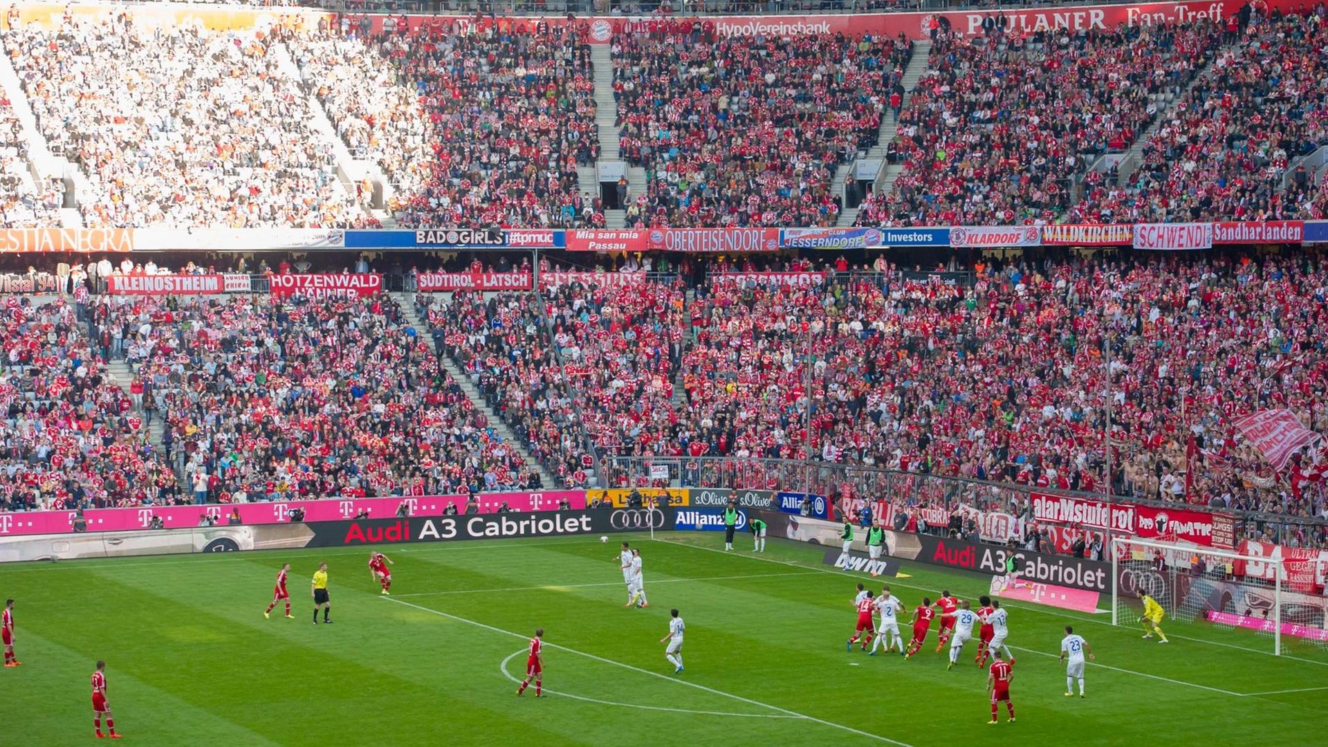 Blick in die Allianz-Arena in München beim Spiel FC Bayern gegen TSG Hoffenheim am 29.03.2014.