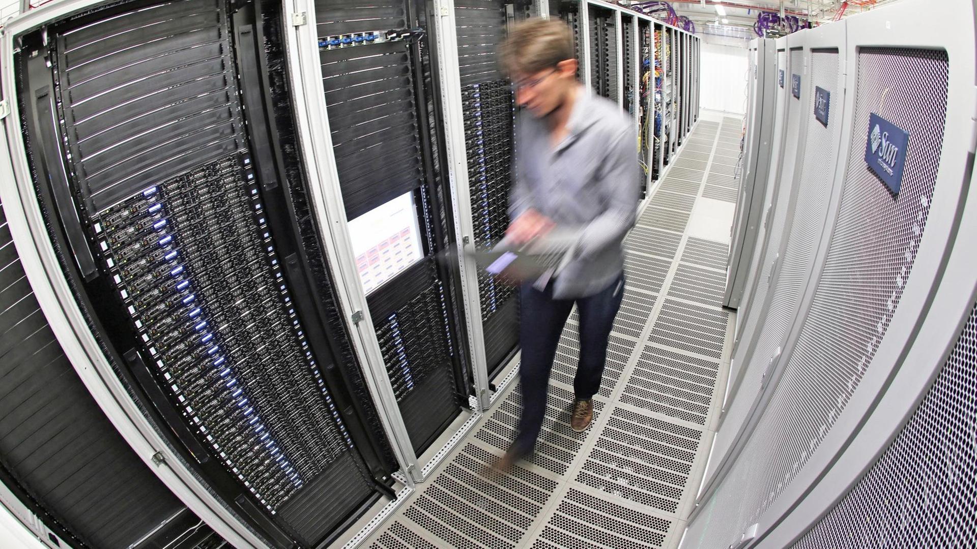 IT-Techniker Ben Langenberg geht am 05.05.2014 durch den neuen Hochleistungsrechner im Umweltforschungszentrum (UFZ) in Leipzig (Sachsen). IT-Techniker Ben Langenberg geht am 05.05.2014 durch den neuen Hochleistungsrechner im Umweltforschungszentrum (UFZ) in Leipzig (Sachsen).