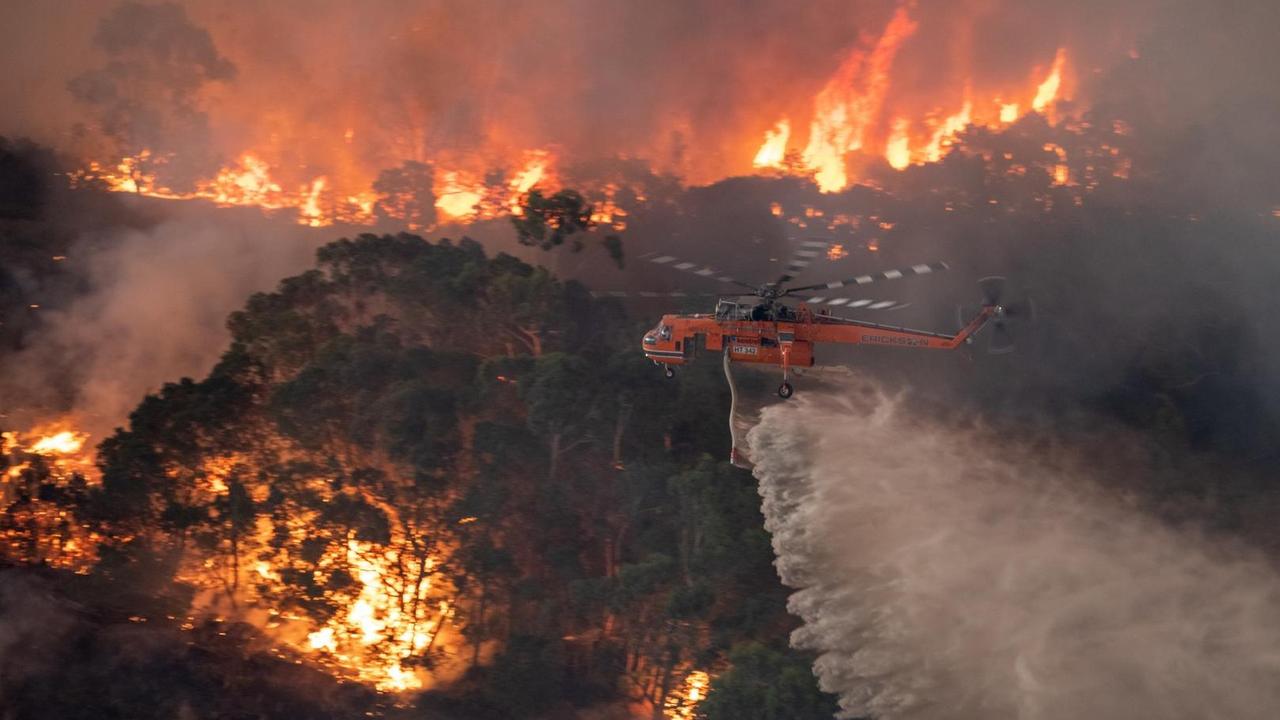 Blick auf einen Helikopter, der Waldbrände aus der Luft löscht