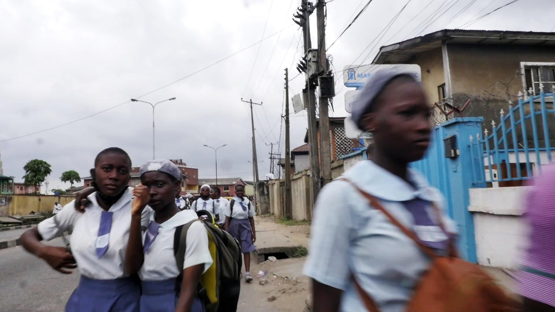 Mädchen in einer Straße in Lagos, Nigeria Mädchen in einer Straße in Lagos, Nigeria