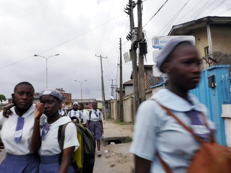 Mädchen in einer Straße in Lagos, Nigeria