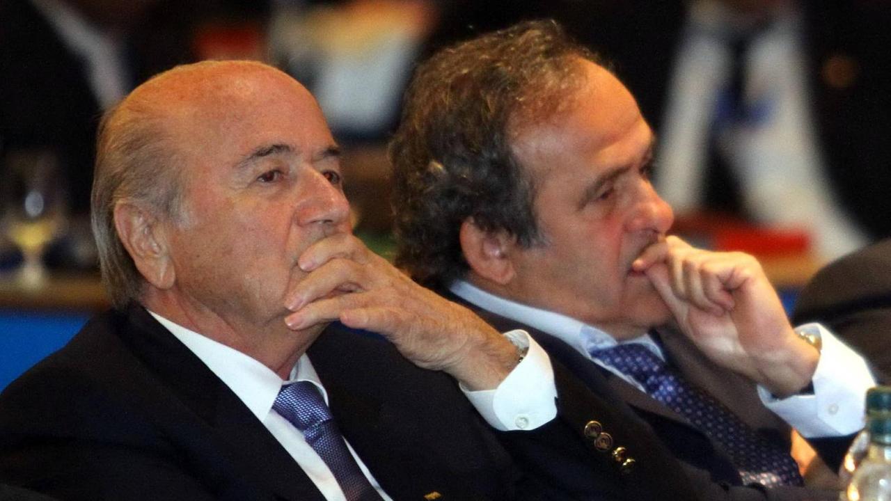 FIFA-Präsident Sepp Blatter und UEFA-Präsident Michel Platini, nebeneinander sitzend, beide eine Hand nachdenklich am Mund. FIFA-Präsident Sepp Blatter und UEFA-Präsident Michel Platini, nebeneinander sitzend, beide eine Hand nachdenklich am Mund.