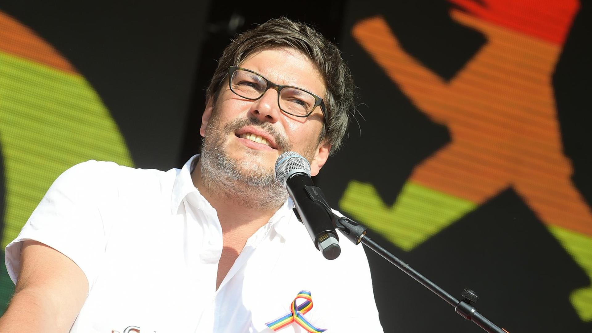 Dr. Dirk Behrendt, Senator für Justiz, Verbraucherschutz und Antidiskriminierung beim 41. CSD Berlin am Brandenburger Tor. Dr. Dirk Behrendt, Senator für Justiz, Verbraucherschutz und Antidiskriminierung beim 41. CSD Berlin am Brandenburger Tor.
