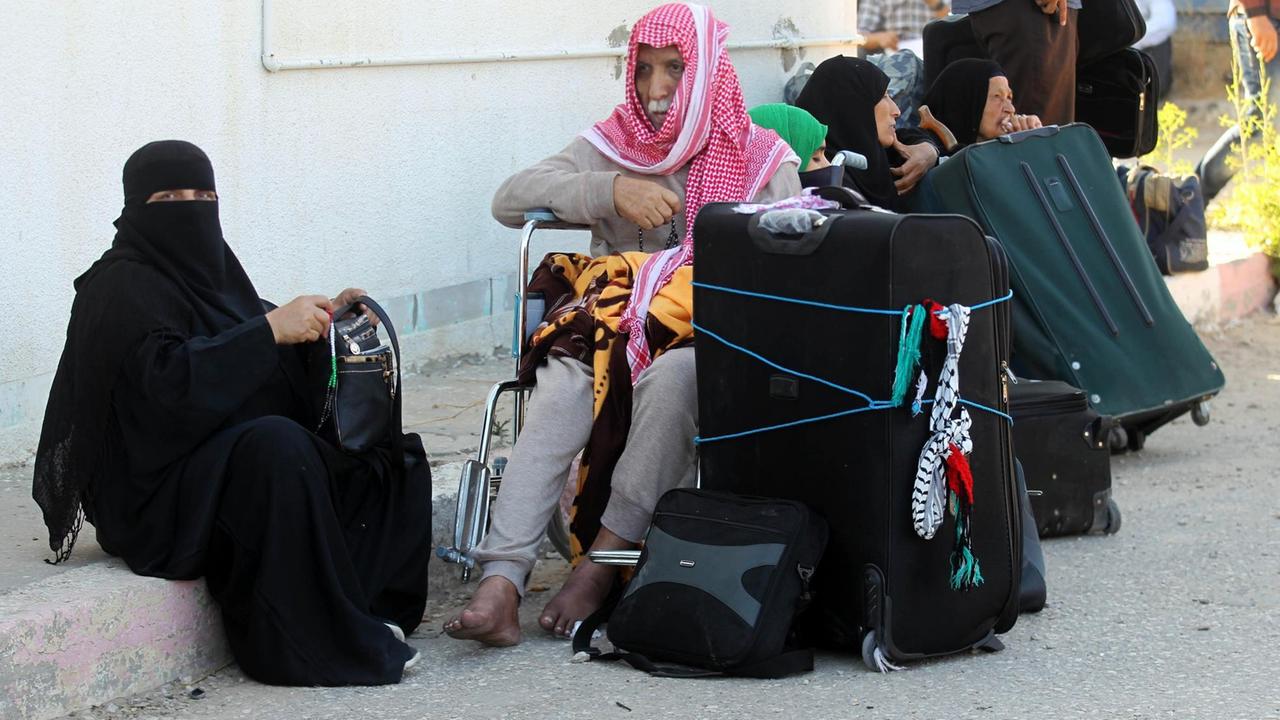 Palästinenser warten an der Grenze bei Rafah Palästinenser warten an der Grenze bei Rafah