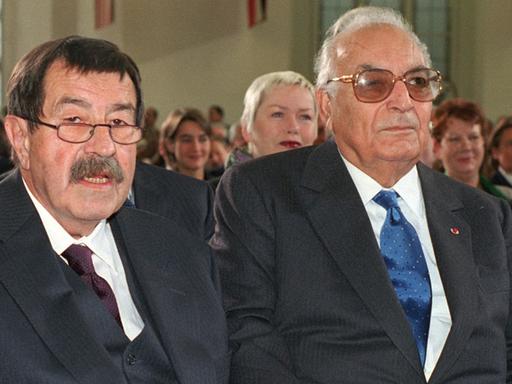 Hand in Hand sitzen der türkische Schriftsteller Yasar Kemal (r) und sein Laudator, der Autor Günter Grass, vor der Preisverleihung in der Frankfurter Paulskirche nebeneinander.