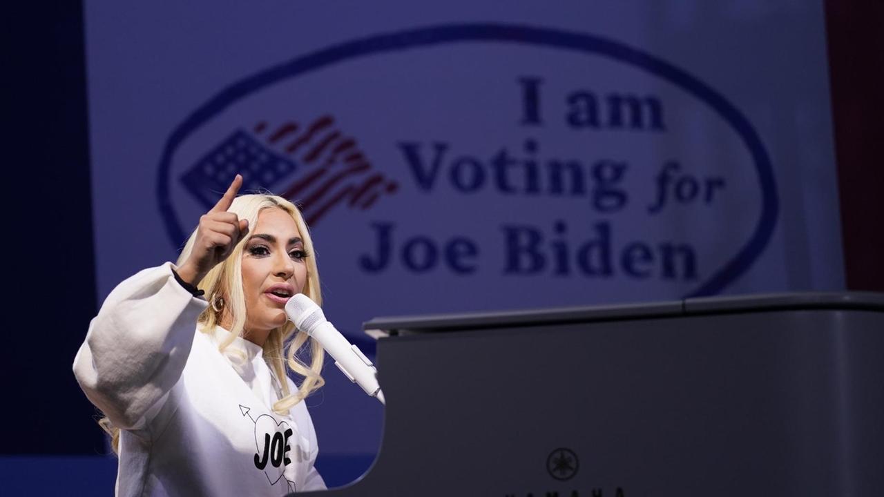 Lady Gaga sitzt an einem Flügel bei einem Wahlkampfauftritt für Joe Biden.