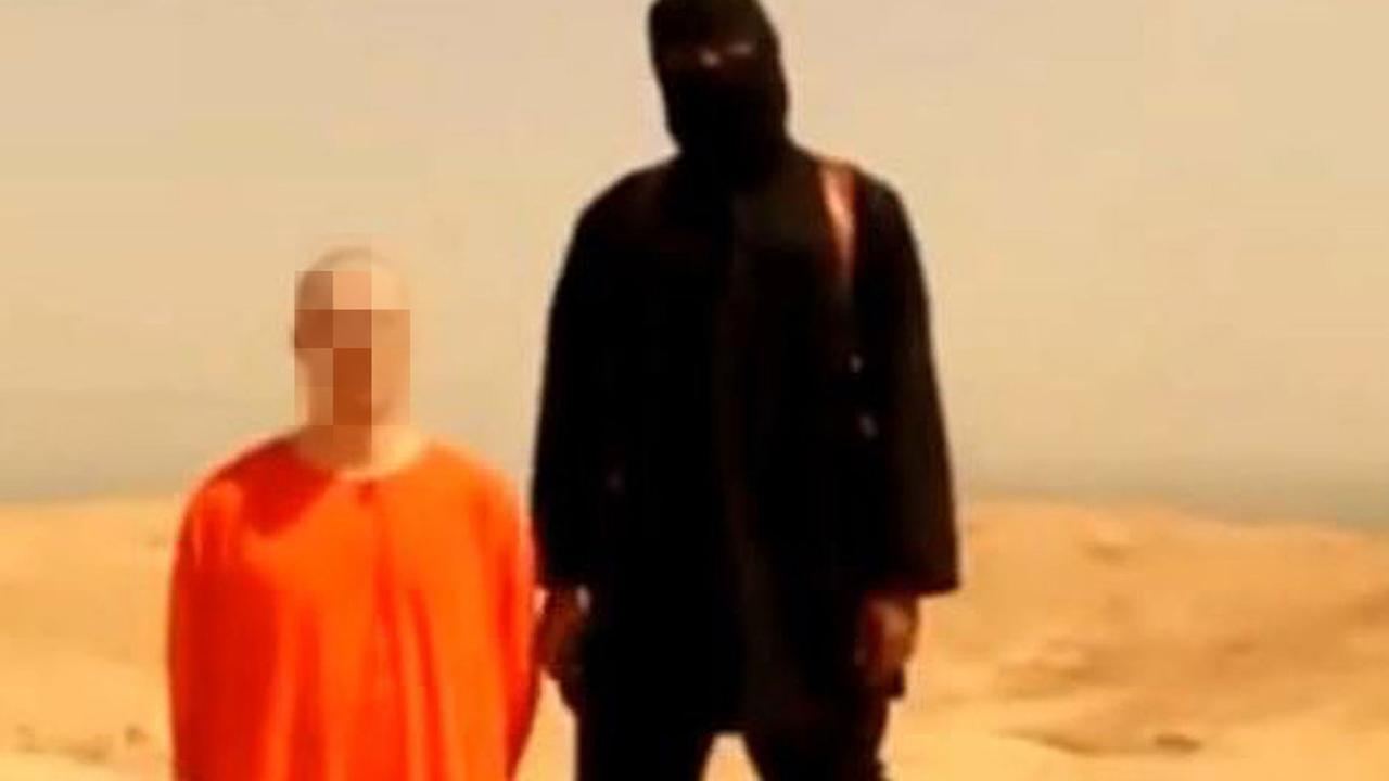Screenshot eines Videos, das von der Terrormiliz Islamischer Staat (IS) aufgenommen worden sein soll und angeblich die Enthauptung des US-Fotografen James Foley zeigt. Der Reporter wird nach Angaben seiner Unterstützer seit 2012 vermisst. Er habe sich zuletzt in Syrien aufgehalten.