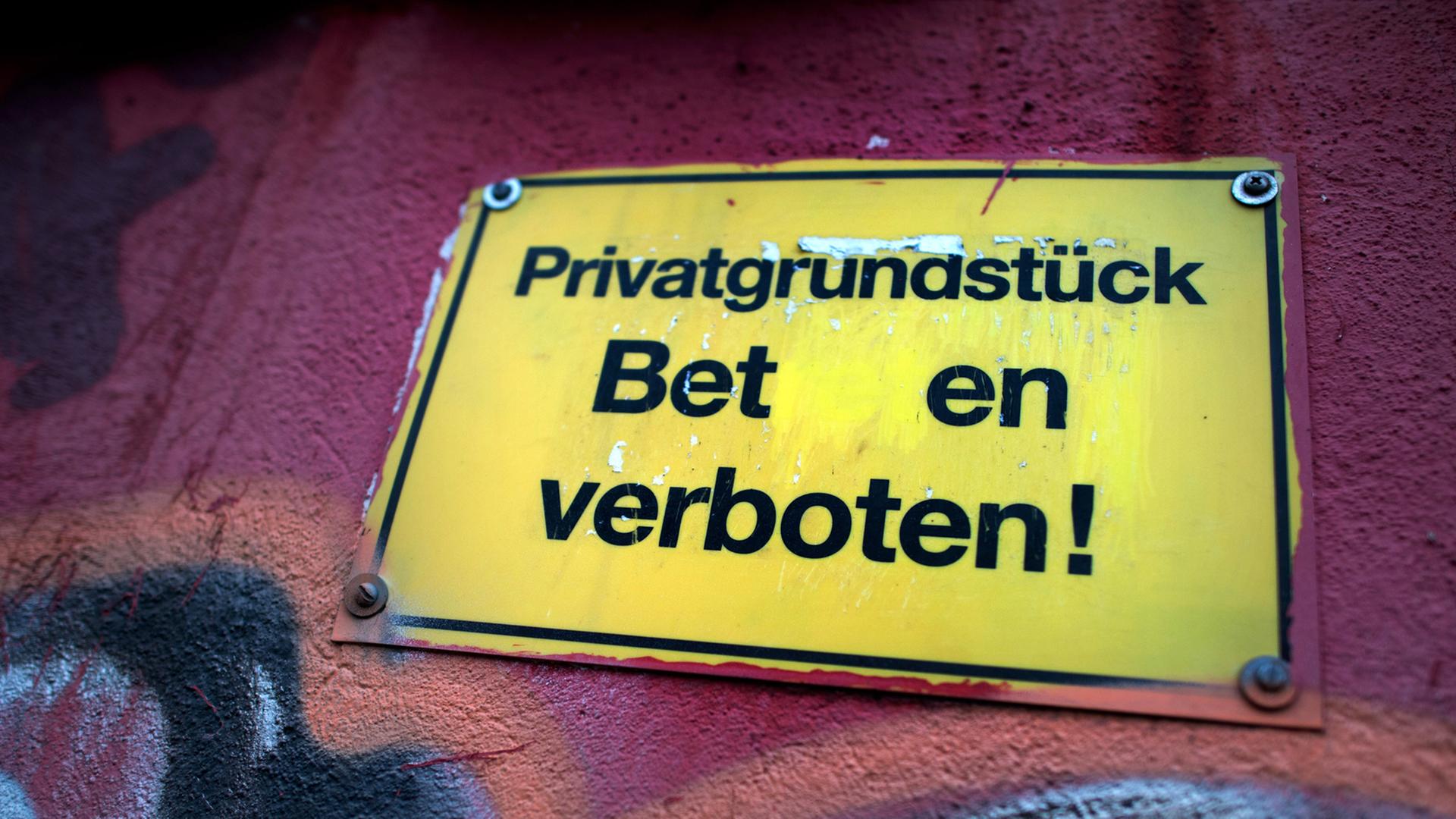 "Privatgrundstück - Beten verboten" steht auf einem Schild an einer Garagenwand in Dresden (Sachsen). "Privatgrundstück - Beten verboten" steht auf einem Schild an einer Garagenwand in Dresden (Sachsen).