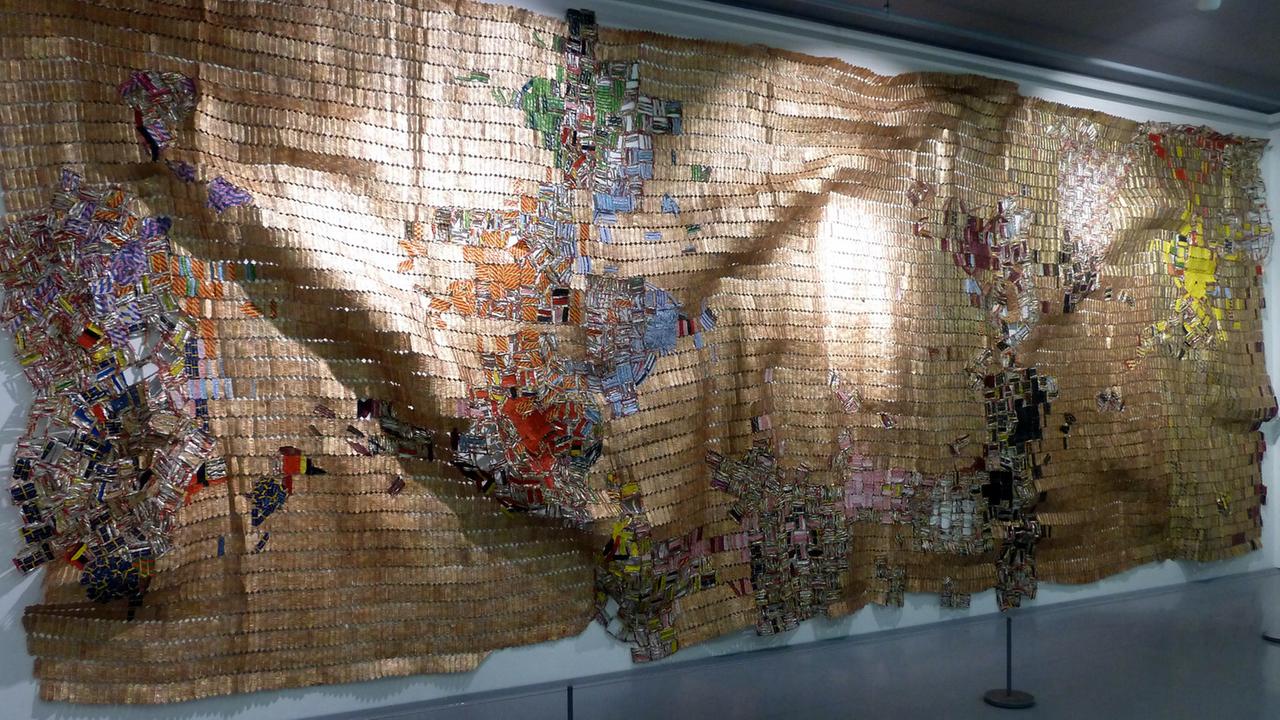 Eine der Werke im neuen MOCAA: El Anatsuis "Disolving Continents'" Eine der Werke im neuen MOCAA: El Anatsuis "Disolving Continents'"