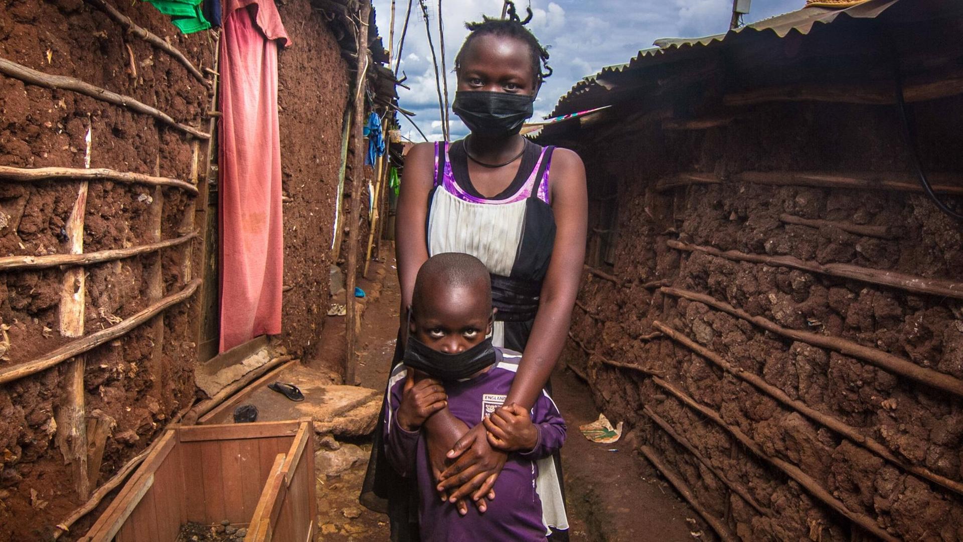 Das 14-jährige Mädchen Purity Kamonya und ihr siebenjähriger Bruder John Kisare in Nairobi / Kenia Das 14-jährige Mädchen Purity Kamonya und ihr siebenjähriger Bruder John Kisare in Nairobi / Kenia