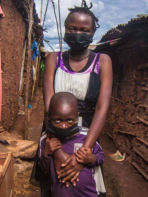 Das 14-jährige Mädchen Purity Kamonya und ihr siebenjähriger Bruder John Kisare in Nairobi / Kenia