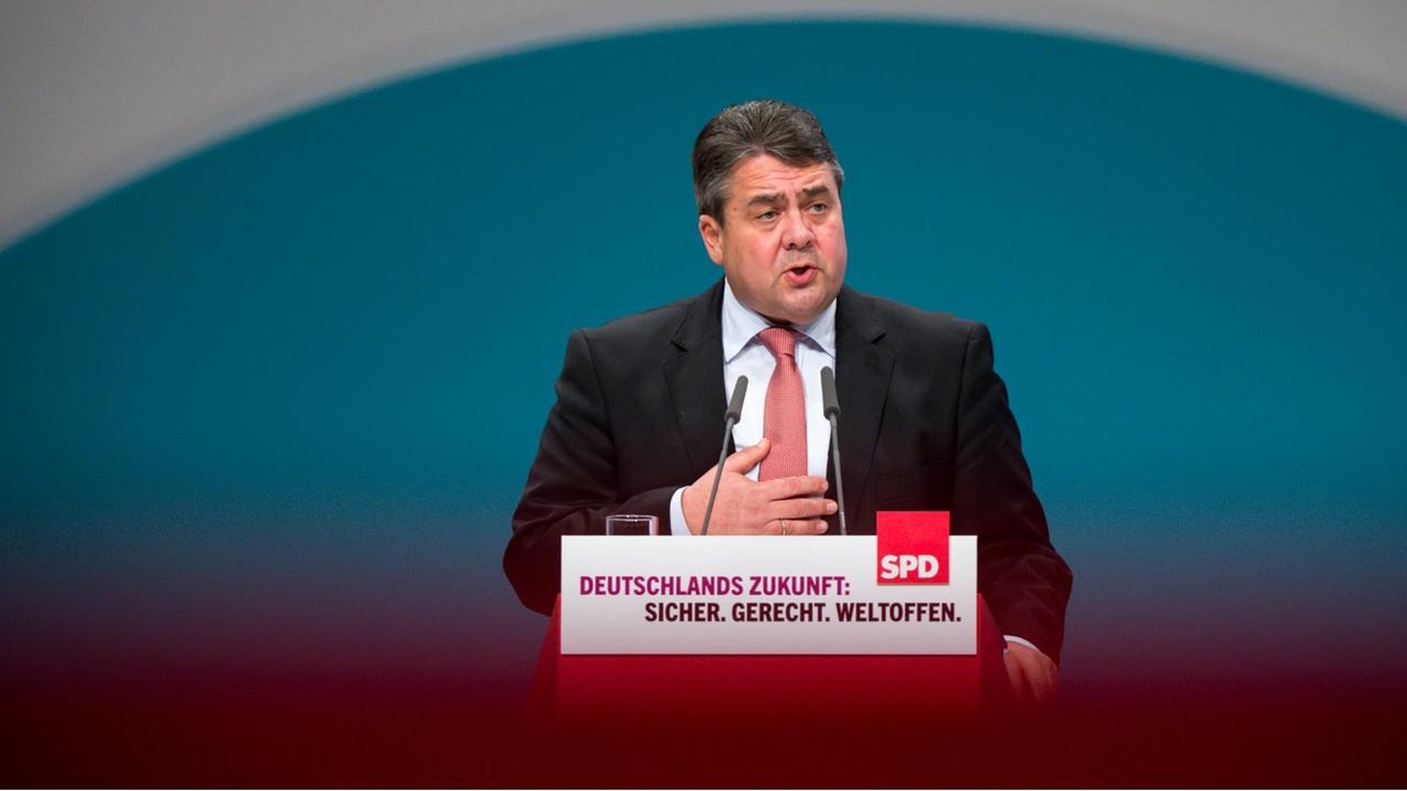 Der SPD-Vorsitzende Sigmar Gabriel spricht am 10.12.2015 in Berlin beim Bundesparteitag. Der SPD-Vorsitzende Sigmar Gabriel spricht am 10.12.2015 in Berlin beim Bundesparteitag.