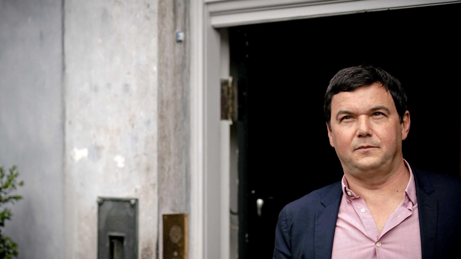 Thomas Piketty vor einem Hauseingang Thomas Piketty vor einem Hauseingang
