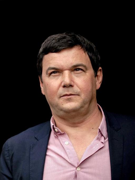 Thomas Piketty vor einem Hauseingang