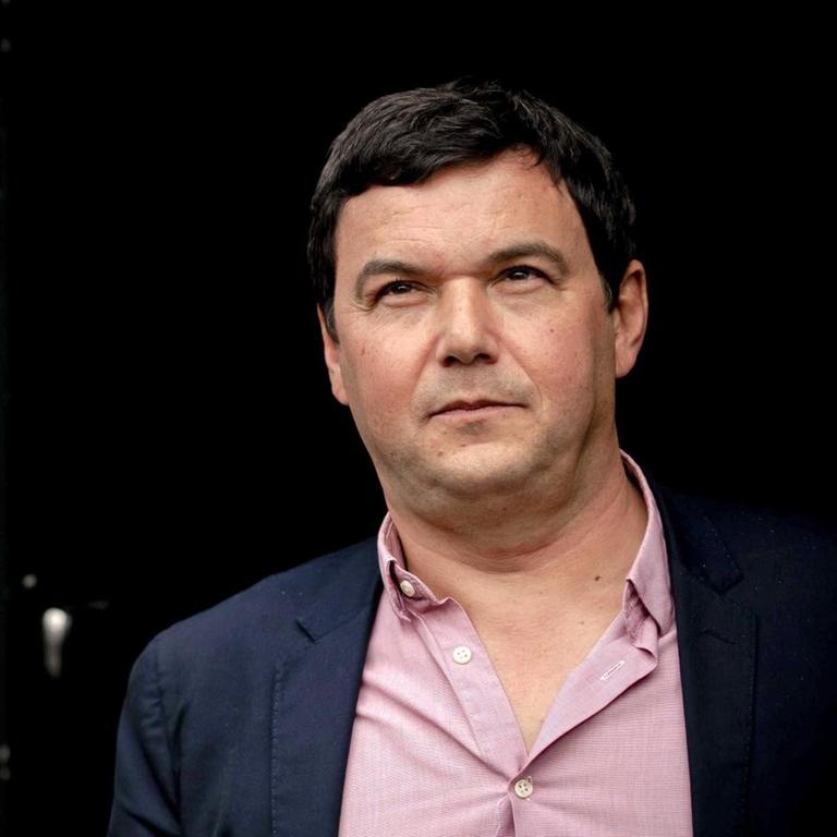 Thomas Piketty vor einem Hauseingang