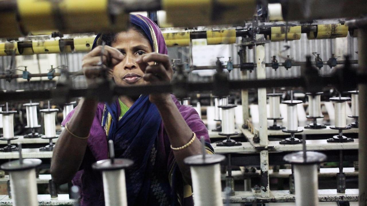 Näherin einer Textilfabrik in Bangladesh Näherin einer Textilfabrik in Bangladesh