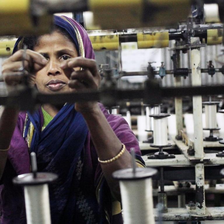 Näherin einer Textilfabrik in Bangladesh