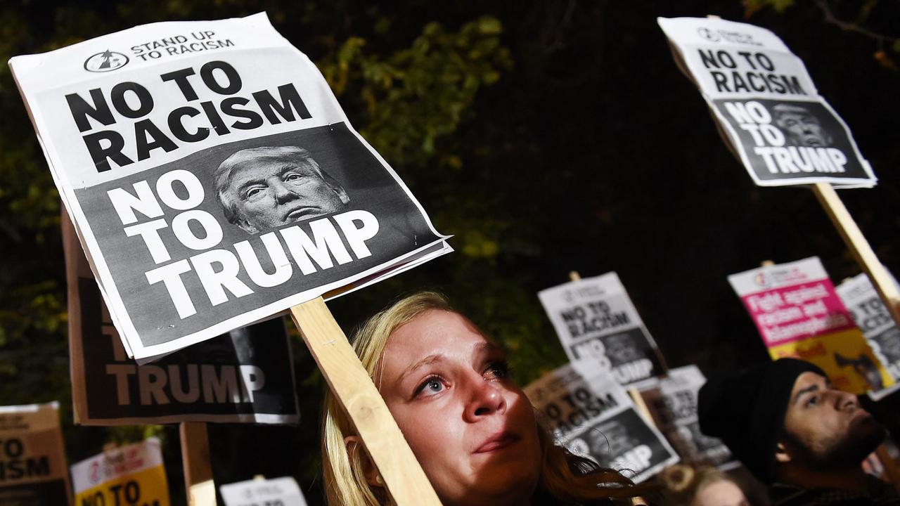 Proteste gegen die Wahl von Donald Trump zum US-Präsidenten vor der US-Botschaft in London. Proteste gegen die Wahl von Donald Trump zum US-Präsidenten vor der US-Botschaft in London.