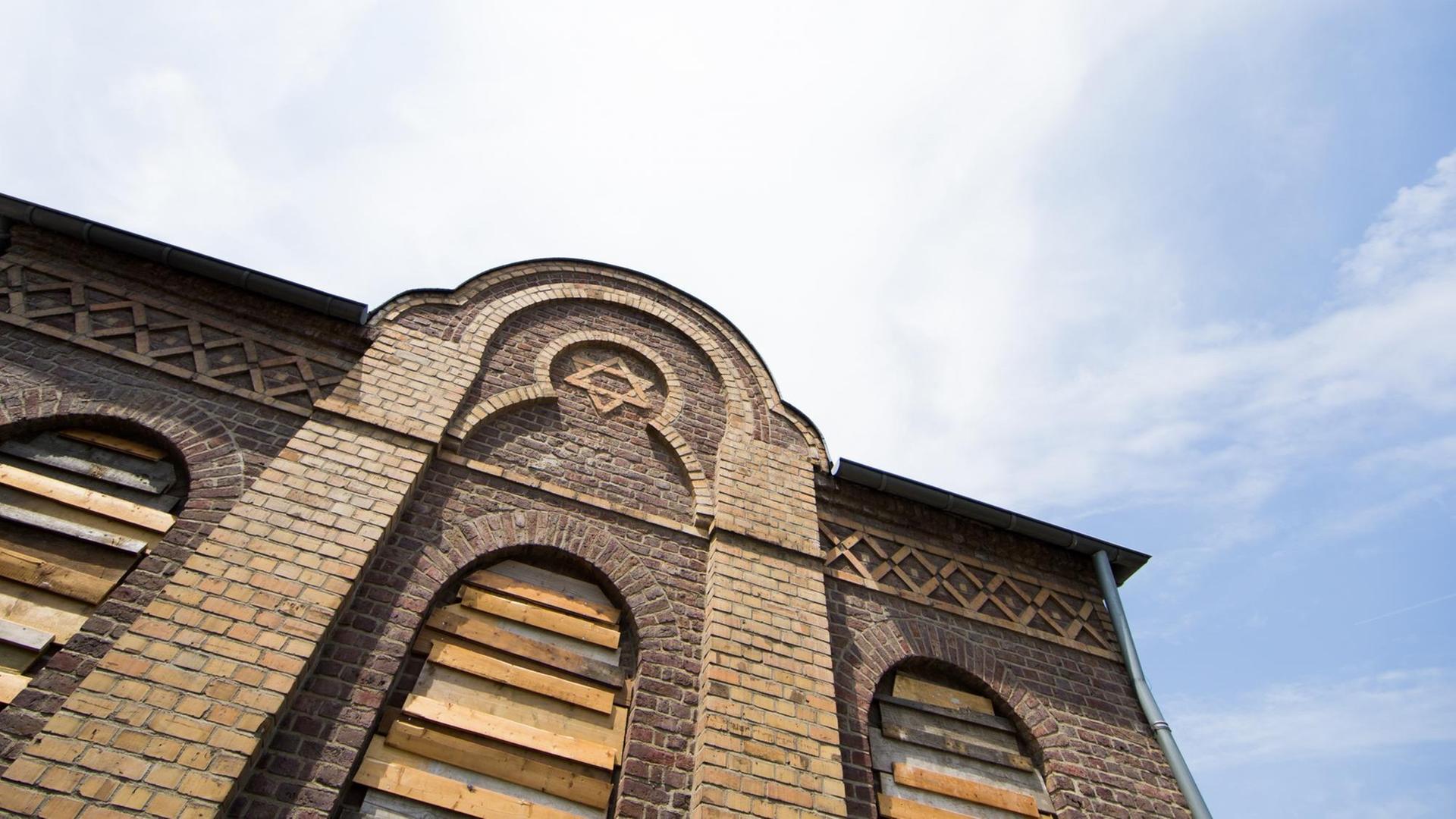 Im Rahmen des internationalen Kunstprojekts "Synagoge Stommeln" hat der im Libanon geborene Künstler Walid Raad 2016 die ehemalige Synagoge in Pulheim-Stommeln für mehrere Monate mit Erde aufgeschüttet und die Fenster mit Holzlatten vernagelt. Im Rahmen des internationalen Kunstprojekts "Synagoge Stommeln" hat der im Libanon geborene Künstler Walid Raad 2016 die ehemalige Synagoge in Pulheim-Stommeln für mehrere Monate mit Erde aufgeschüttet und die Fenster mit Holzlatten vernagelt.
