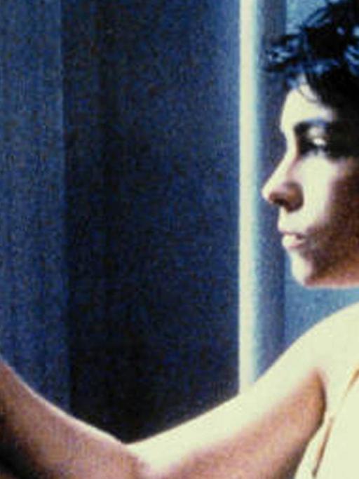 Ein Junge sitzt am Fenster und raucht: Szene aus "Permanent Vacation" von Jim Jarmusch(1982).