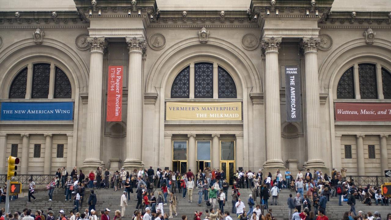 Menschen vor dem Haupteingang des Metropolitan Museum of Art in New York City. Menschen vor dem Haupteingang des Metropolitan Museum of Art in New York City.