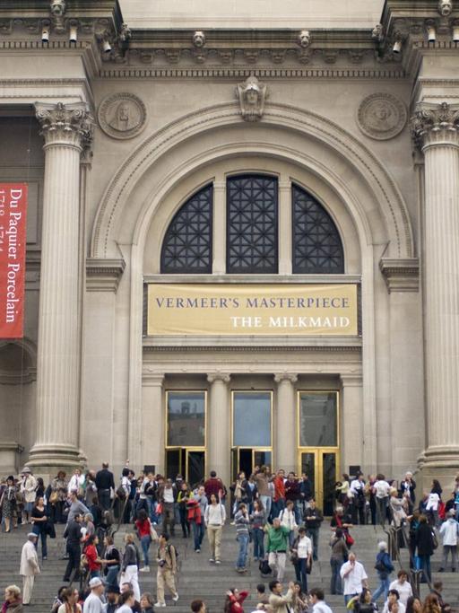 Menschen vor dem Haupteingang des Metropolitan Museum of Art in New York City.