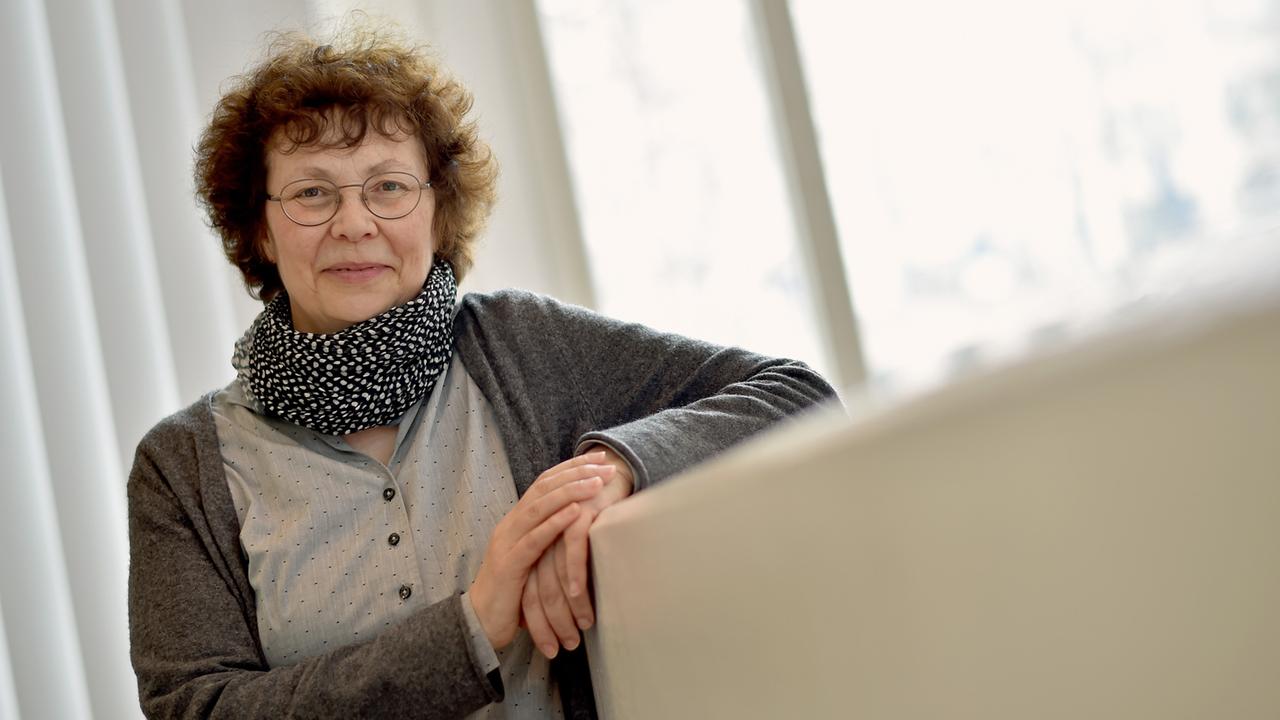 Annemarie Jaeggi posiert bei einem Fototermin. Annemarie Jaeggi posiert bei einem Fototermin.