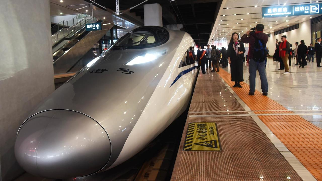 Ein High-speed-Zug steht im Bahnhof von Kunming in China.