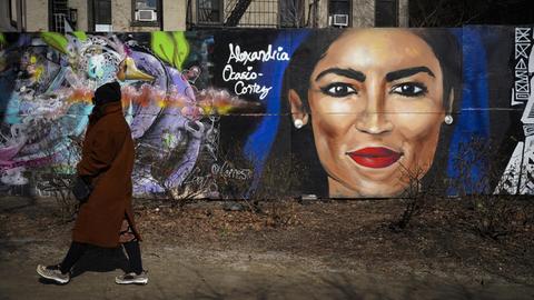 Ein Wandgemälde im Stil der "La Pasionaria": Alexandria Ocasio-Cortez, die junge als radikal angesehene demokratische Abgeordnete und Hoffnungsträgerin, auf einer Mauerwand in New York.