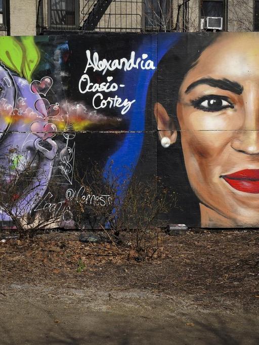 Ein Wandgemälde im Stil der "La Pasionaria": Alexandria Ocasio-Cortez, die junge als radikal angesehene demokratische Abgeordnete und Hoffnungsträgerin, auf einer Mauerwand in New York.
