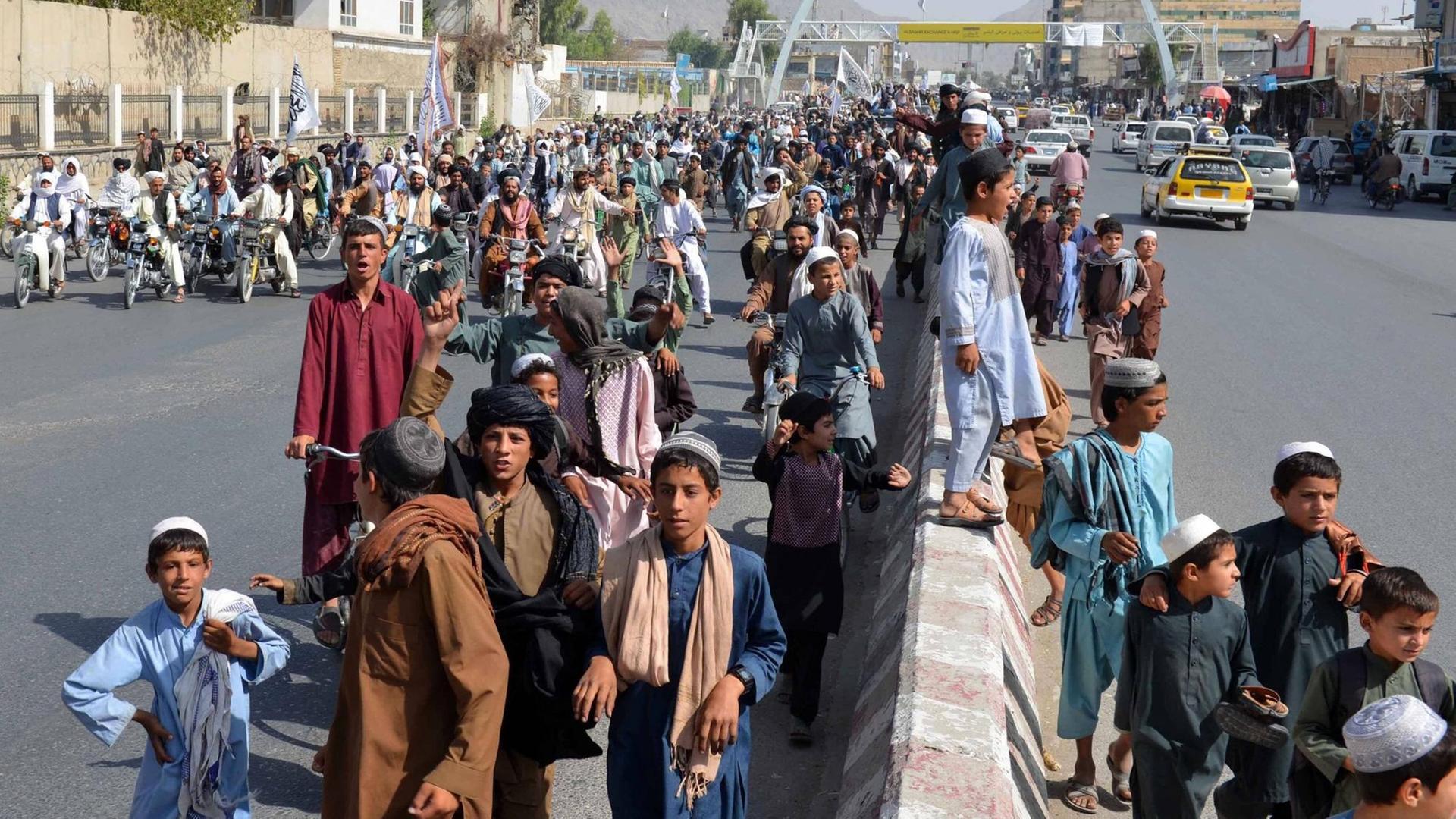 Menschen in Kandahar - eines der ersten Bilder aus Afghanistan, nachdem die letzten US-Soldaten das Land nach gut 20 Jahren verlassen haben Menschen in Kandahar - eines der ersten Bilder aus Afghanistan, nachdem die letzten US-Soldaten das Land nach gut 20 Jahren verlassen haben