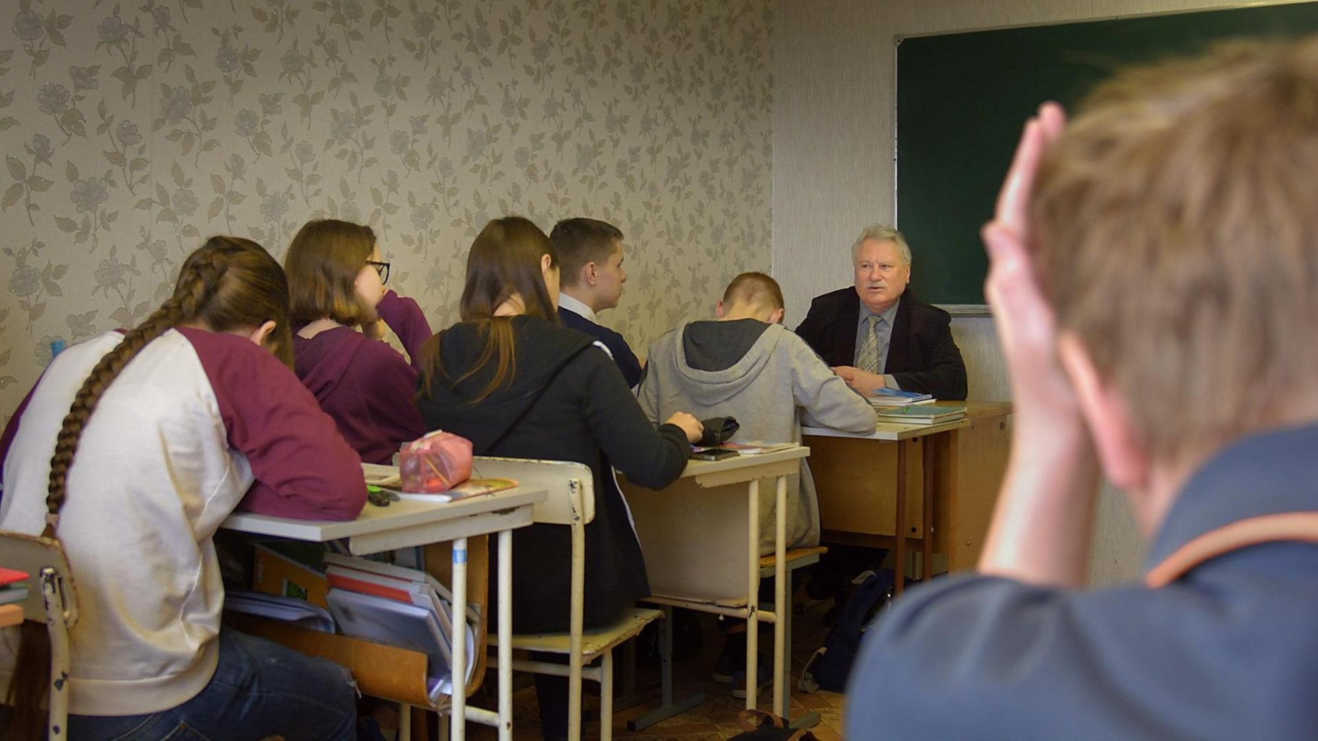 Unterricht in einem der als Klassenraum genutzten Zimmer am "Jakub-Kolas-Lyceum" Unterricht in einem der als Klassenraum genutzten Zimmer am "Jakub-Kolas-Lyceum"