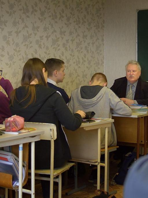 Unterricht in einem der als Klassenraum genutzten Zimmer am "Jakub-Kolas-Lyceum"