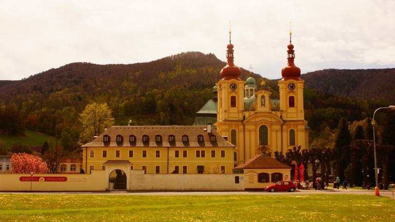 Die Wallfahrtskirche von Hejnice/Haindorf, einst der zweitgrößte Wallfahrtsort in Österreich-Ungarn. Die Wallfahrtskirche von Hejnice/Haindorf, einst der zweitgrößte Wallfahrtsort in Österreich-Ungarn.
