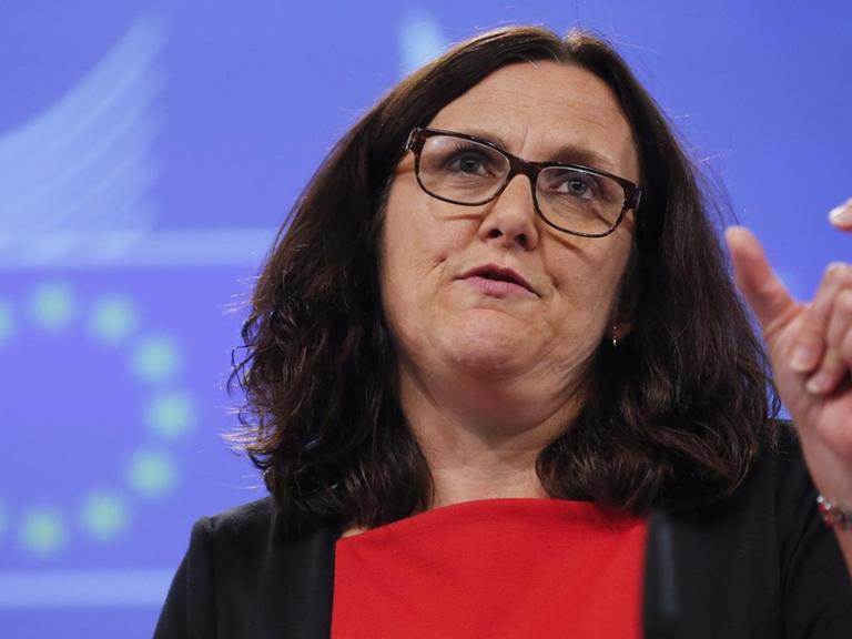 EU-Kommissarin Cecilia Malström stellt Alternative zu TTIP-Schiedsgerichten vor