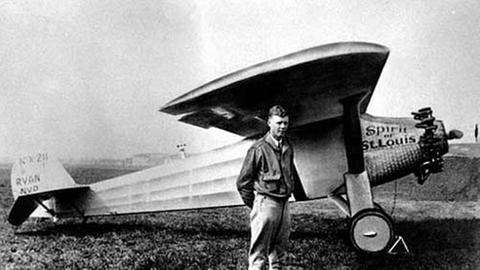 Charles A. Lindbergh kurz vor seinem Atlantikflug im Jahr 1927 vor seinem Flugzeug "Spirit of St. Louis".