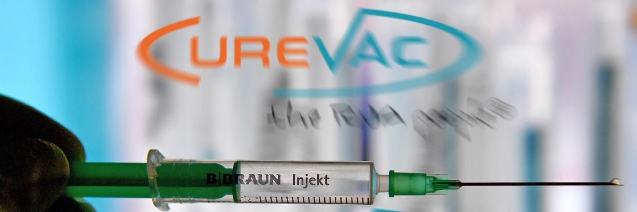 Das Foto zeigt eine Spritze vor dem Logo des Unternehmens CureVac. Das Foto zeigt eine Spritze vor dem Logo des Unternehmens CureVac.