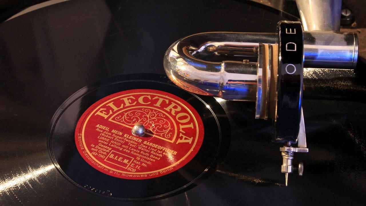 Eine Schellack-Platte der Firma Electrola mit dem Lied "Adieu mein kleiner Gardeoffizier" (Robert Stolz, gesungen von Liane Haid, 78 Umdrehungen) wird auf einem trichterlosen Grammophon aus den 1920er-Jahren abgespielt Eine Schellack-Platte der Firma Electrola mit dem Lied "Adieu mein kleiner Gardeoffizier" (Robert Stolz, gesungen von Liane Haid, 78 Umdrehungen) wird auf einem trichterlosen Grammophon aus den 1920er-Jahren abgespielt