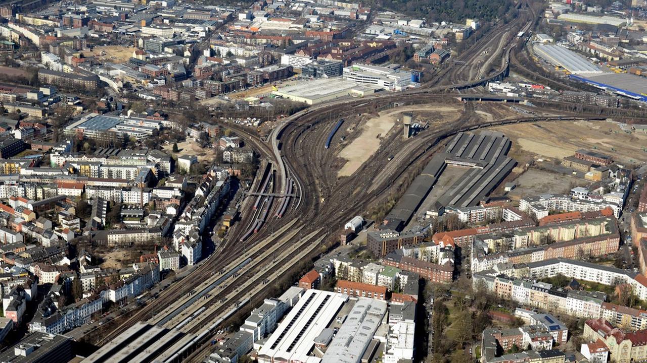 Das Luftbild zeigt das Projektgebiet Mitte Altona zwischen dem Bahnhof Altona (unten links) und dem S-Bahnhof Diebsteich (oben rechts) in Hamburg. Das Luftbild zeigt das Projektgebiet Mitte Altona zwischen dem Bahnhof Altona (unten links) und dem S-Bahnhof Diebsteich (oben rechts) in Hamburg.