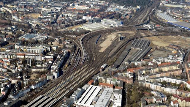 Das Luftbild zeigt das Projektgebiet Mitte Altona zwischen dem Bahnhof Altona (unten links) und dem S-Bahnhof Diebsteich (oben rechts) in Hamburg.