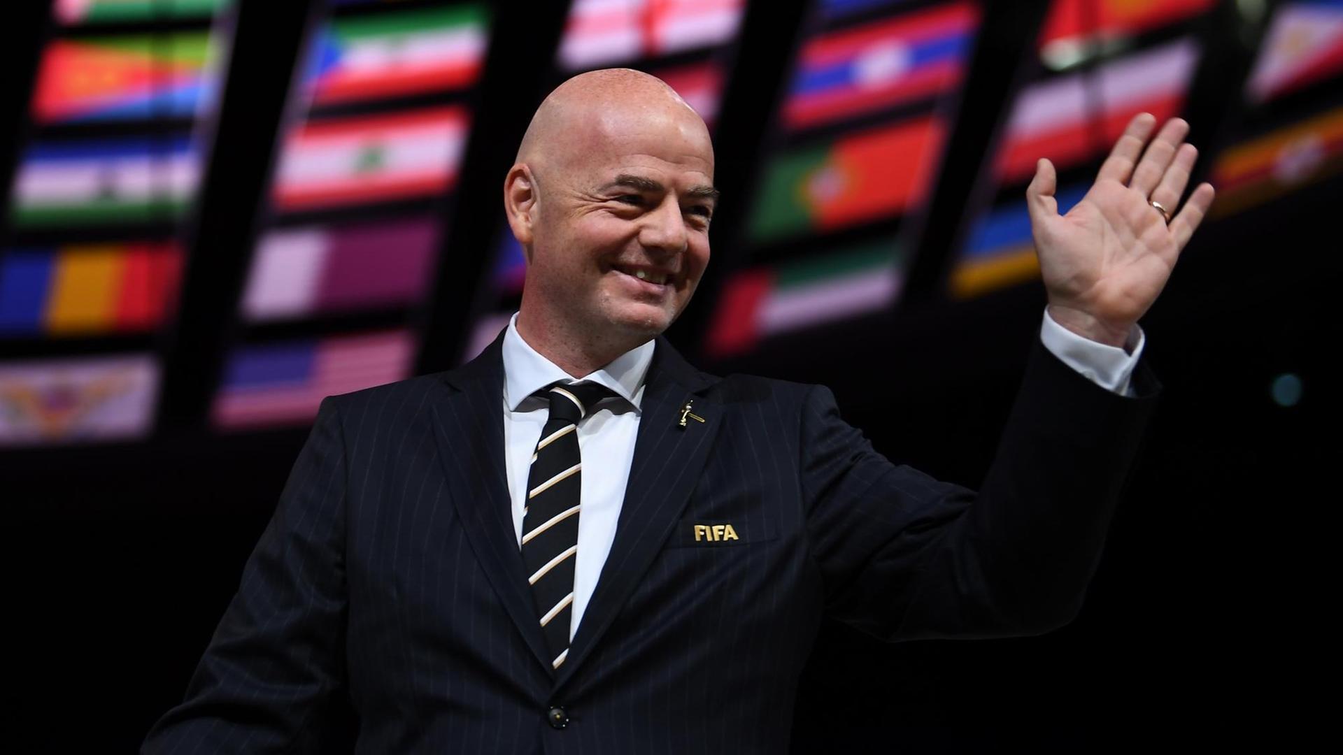 FIFA-Präsident Gianni Infantino winkt beim 69. FIFA-Kongress. Im Hintergrund sind die Fahnen der Mitgliedsverbände zu sehen. FIFA-Präsident Gianni Infantino winkt beim 69. FIFA-Kongress. Im Hintergrund sind die Fahnen der Mitgliedsverbände zu sehen.